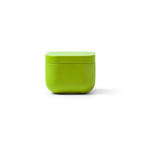 Trini - La vela aromática viene en un elegante recipiente metálico cuadrado - Verde Oasis